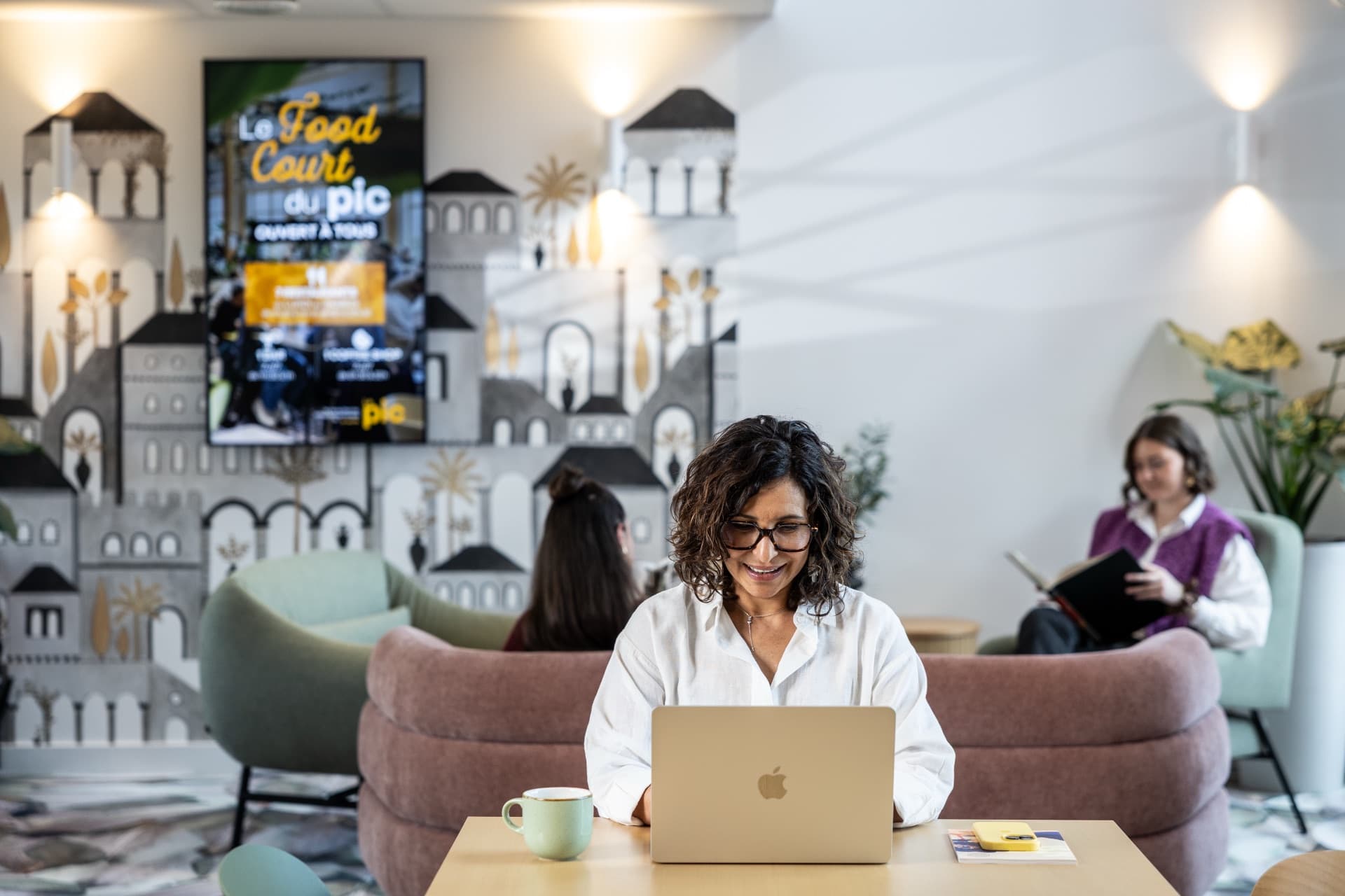 Une coworkeuse travaille dans un lounge du PIC